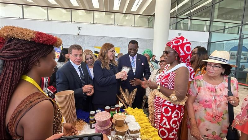Visite d'un stand au Festival International de la Gastronomie Solidaire