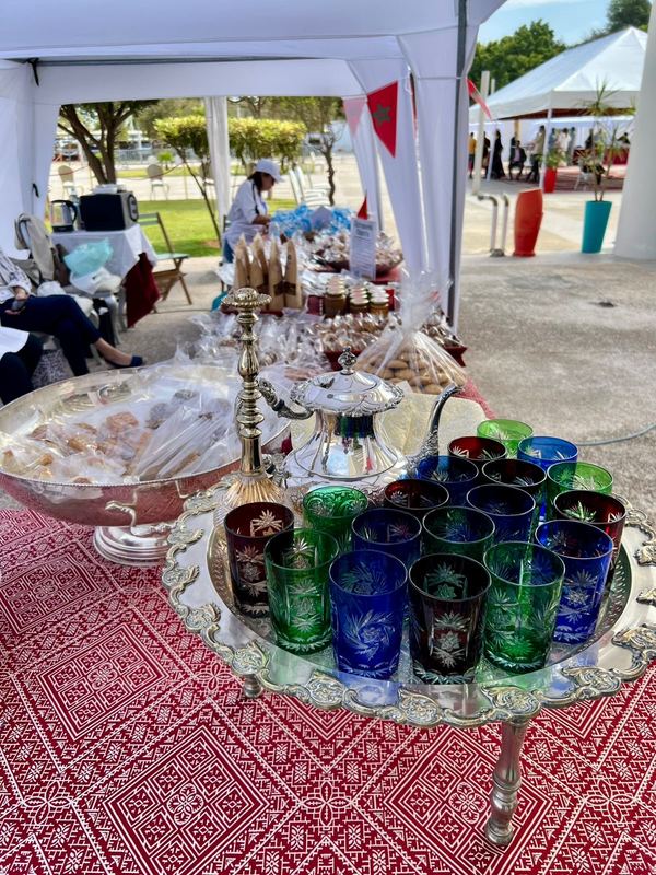 Le thé à la menthe servi aux visiteurs, FIGS 2026